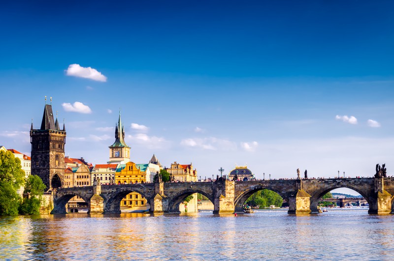 Historische Brücke über einem Fluss