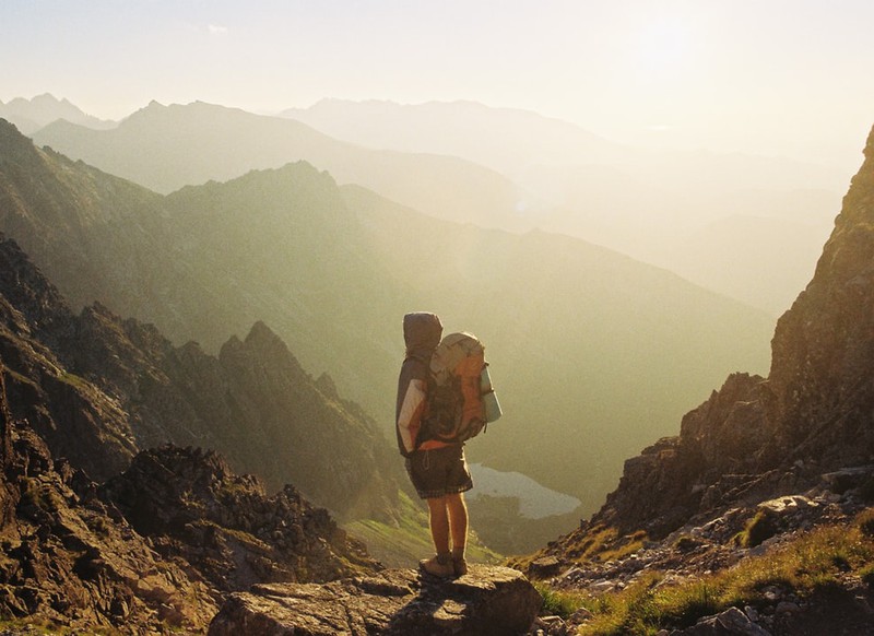 Mann beim Backpacking in den Bergen