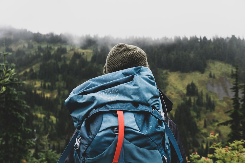 Backpacker, der einen Rucksack trägt