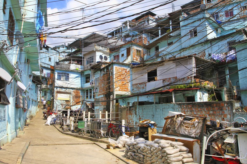 Die bunten Favelas in den Bergen von Rio.