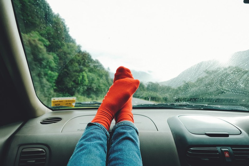 Socken, die auf Reisen die Füße warmhalten