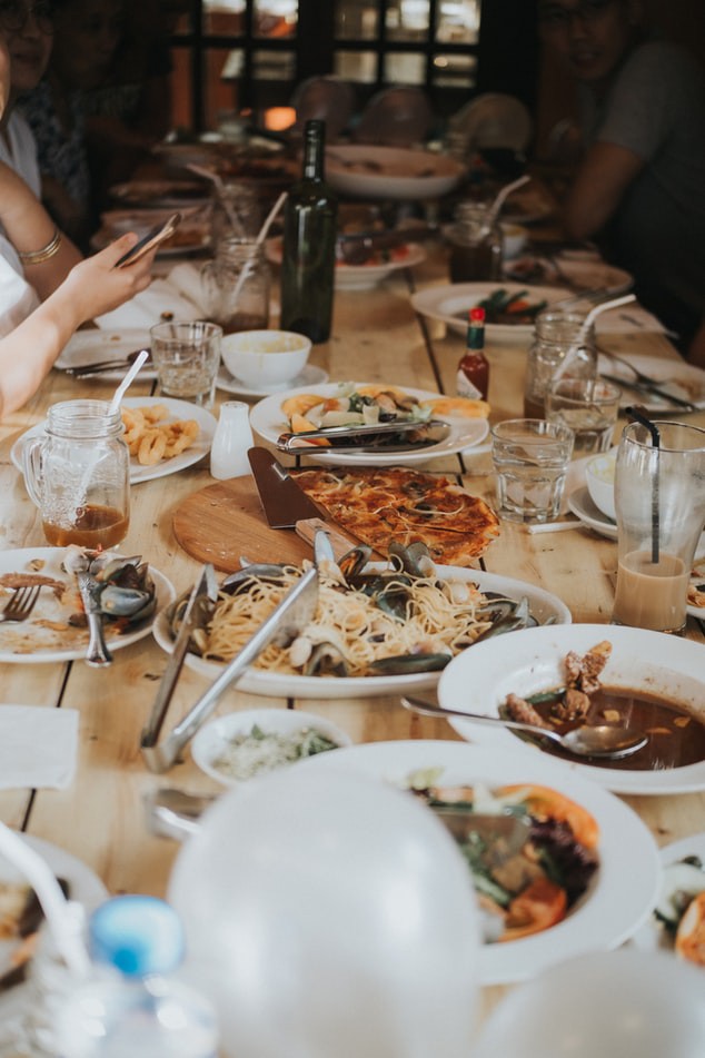 Tisch im Restaurant, der voller Essen ist