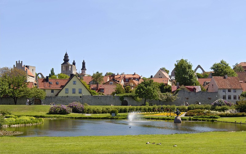 Visby ist zu sehen und es geht um kleine Städte ohne Massentourismus