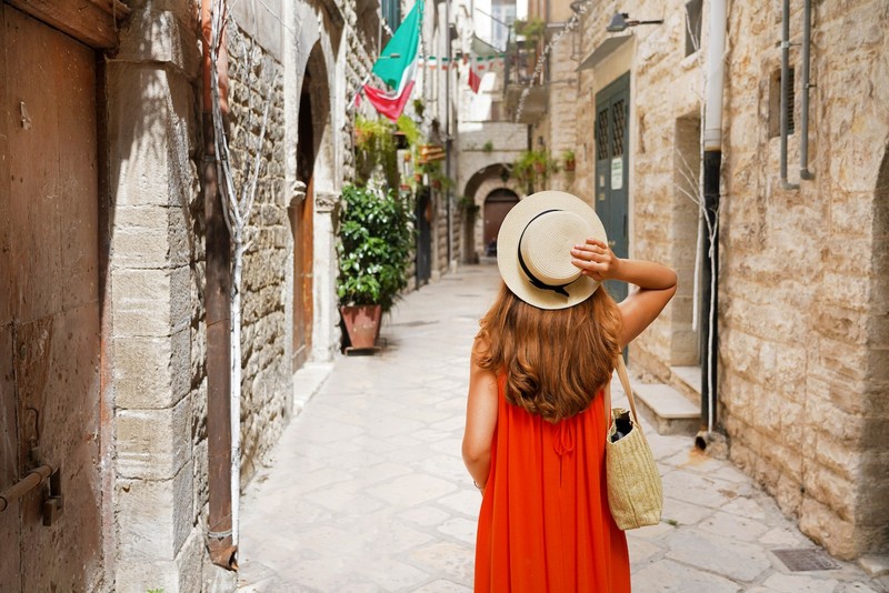 Junge Frau erforscht eine historische italienische Stadt.