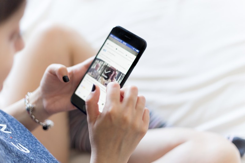 Frau, die ihr Smartphone in der Hand hält