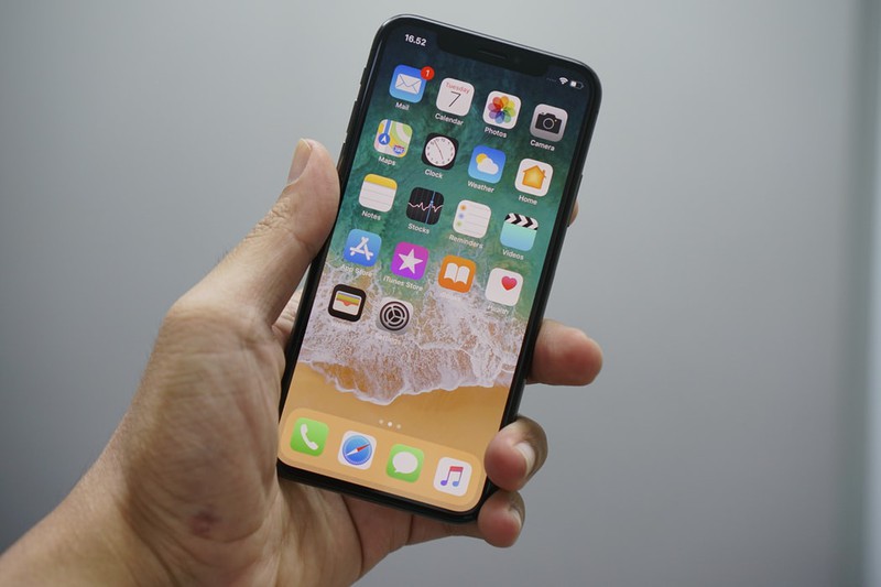 Mann, der sein Smartphone in der Hand hält, das Push-Benachrichtigungen anzeigt