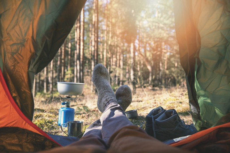 Camper liegt im Zelt in Lettland