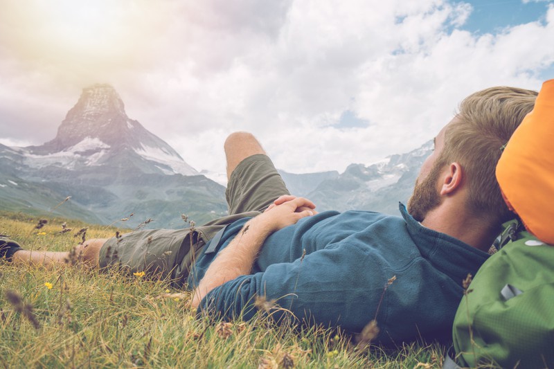 Camper ruht sich in den Schweizer Bergen aus