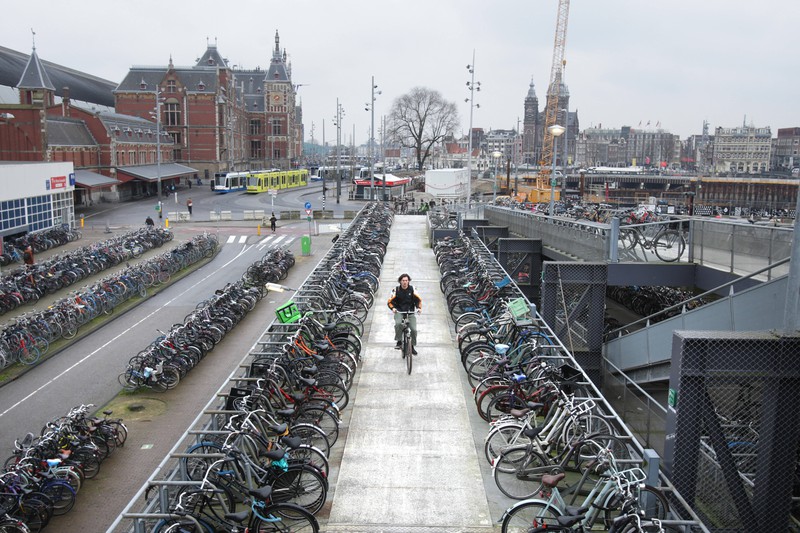 Amsterdam ist auch berühmt für seine Fahrräder.