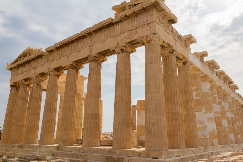 Der heilige Felsen der Akropolis in der griechischen Hauptstadt Athen.
