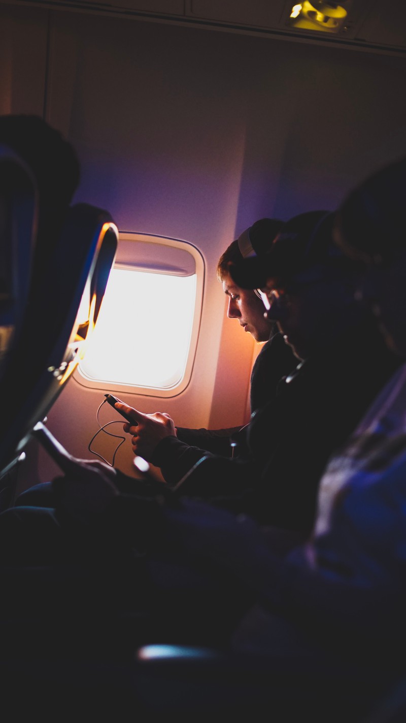 Menschen im Flugzeug, die Musik hören