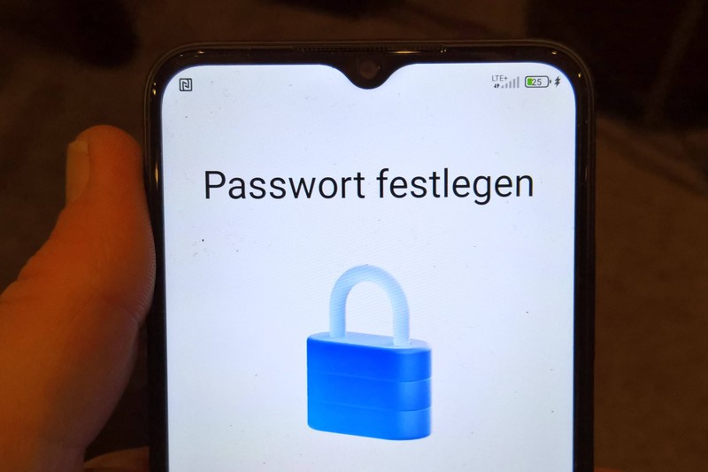 Das solltest du vor deiner Reise tun, falls du in eine Handy-Kontrolle gerätst.