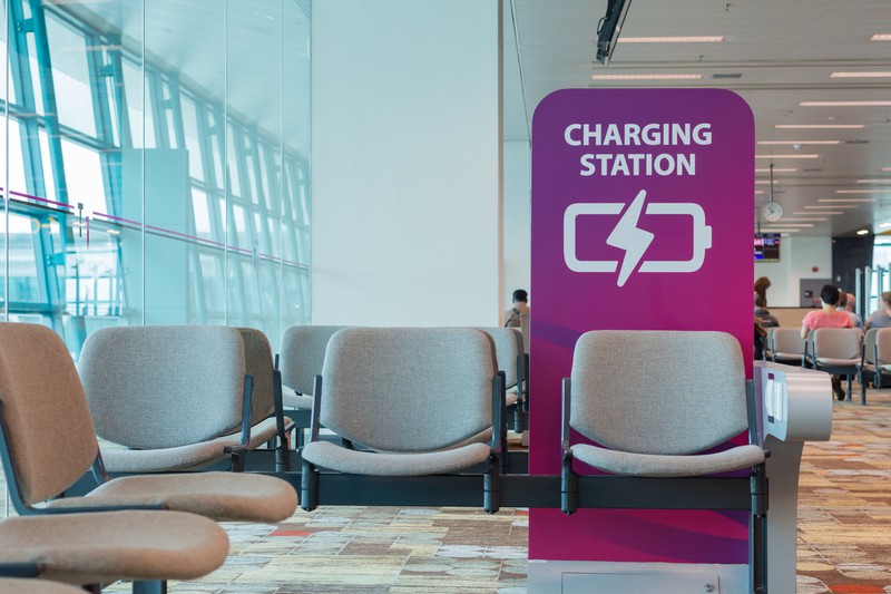 Eine Ladestation auf einem Flughafen
