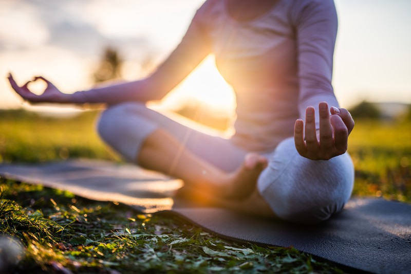 Frau meditiert auf einer Yoga-Matte