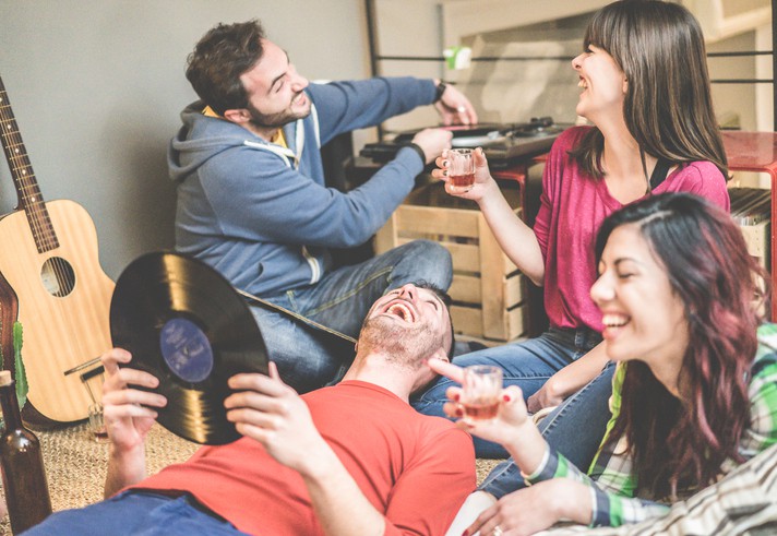Leute im Hostel machen Party