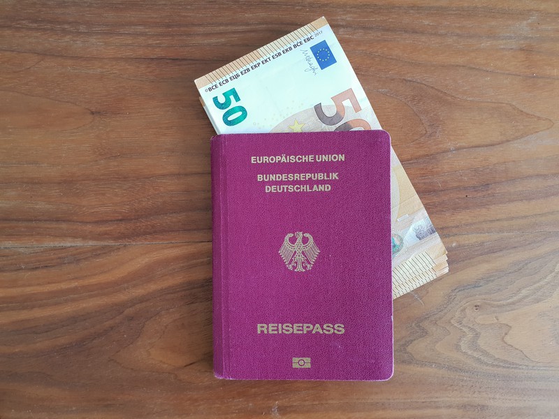 Pass und Bargeld sind Wertsachen