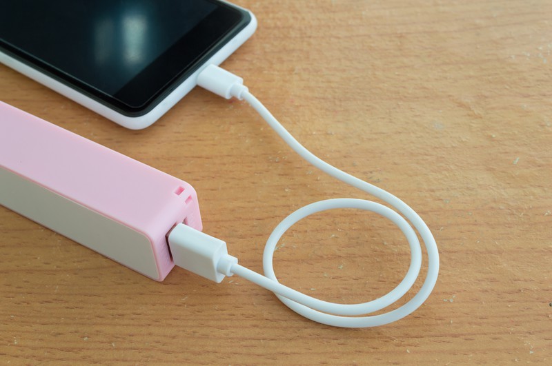 Eine Powerbank am Handy