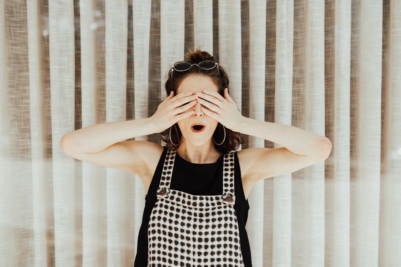 Frau überraschung, Hände verdecken Augen, sonnenbrille