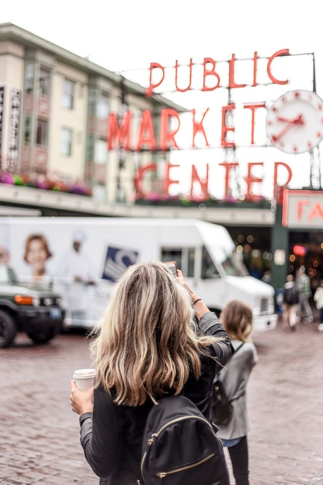 Frau auf Reisen, die ein Foto schießt