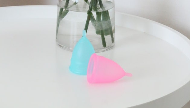 Zwei nachhaltige Menstruationstassen