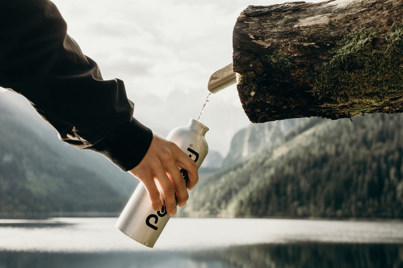 Nachhaltige Wasserflasche zum Befüllen