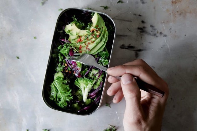 Lunchbox mit Salat für unterwegs