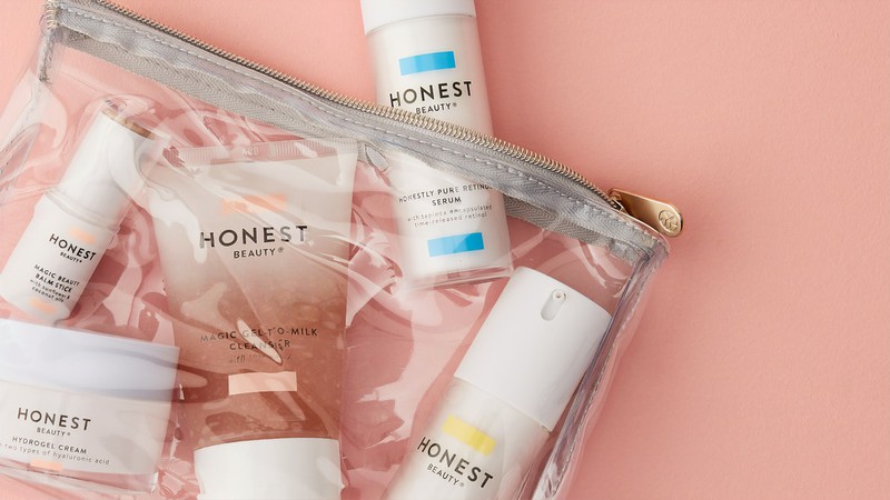 Beauty Bag mit Cremes und Co. für Reisen