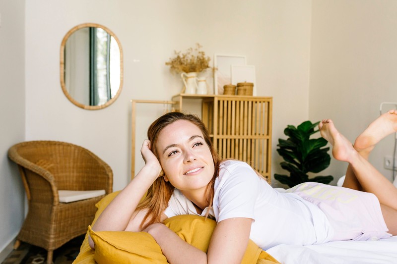 Frau, Bett, chillen