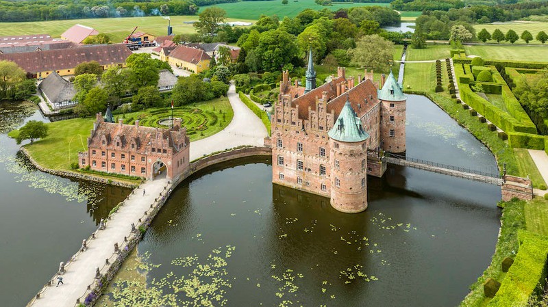 Das Schloss Egeskov in Dänemark ist komplett von Wasser umgeben.