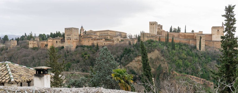 Die Alhambra in Spanien ist ein extrem berühmtes Gebäude.