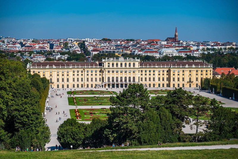 Schloss Schönbrunn ist eines der bekanntesten Schlösser auf der ganzen Welt.