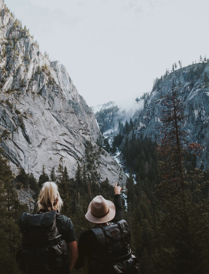 Foto von zwei Frauen auf Reisen in den Bergen