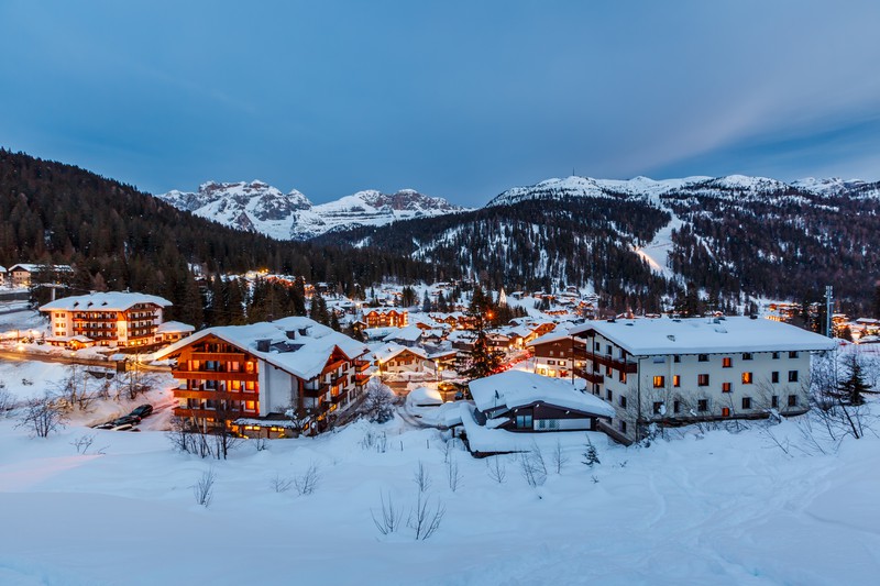 Beleuchtetetes Ski Resort von Madonna di Campiglio am Abend