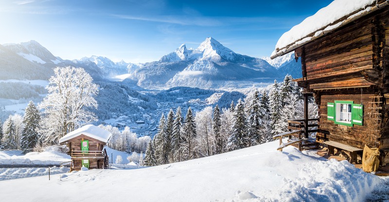 Winter-Wunderland mit Berghütten in den Alpen