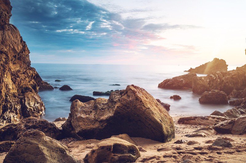 Strand mit Felsen