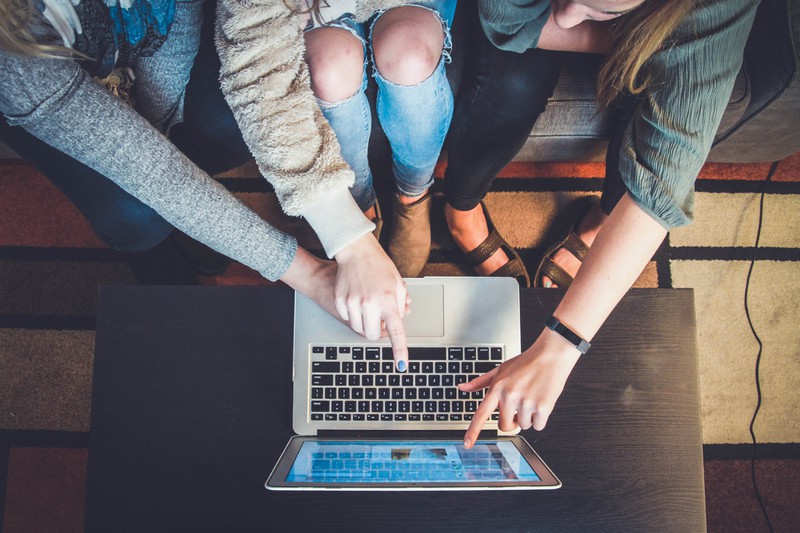 Frauen am Laptop