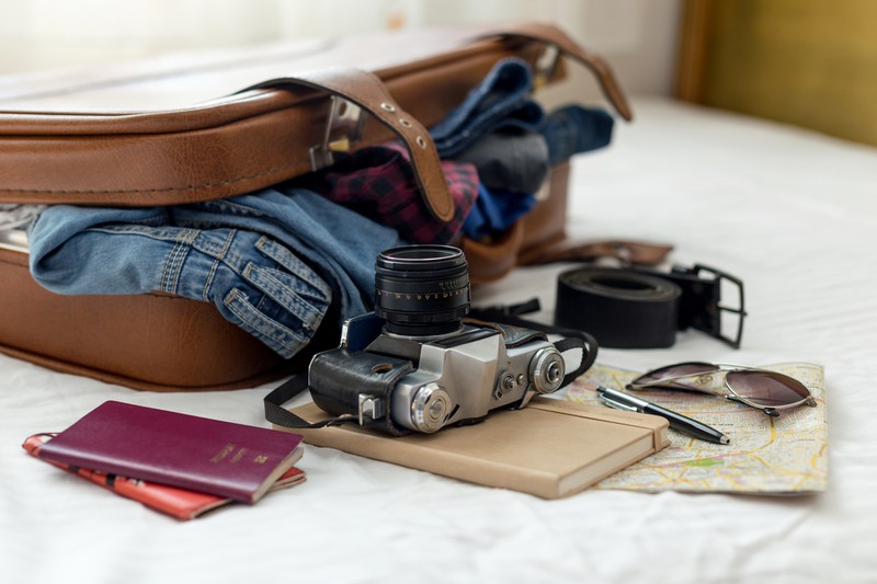 gepackter Koffer, Kamera, Reisepass