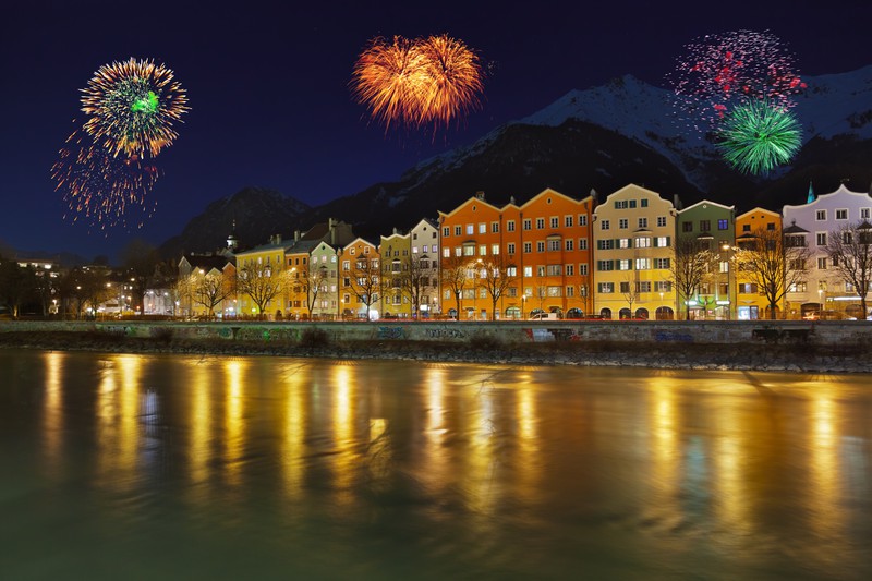 Innsbruck ist von Bergen umgeben, was den Anblick wunderschön macht.