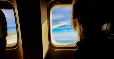 Warum du im Flugzeug die Blenden hochziehen solltest