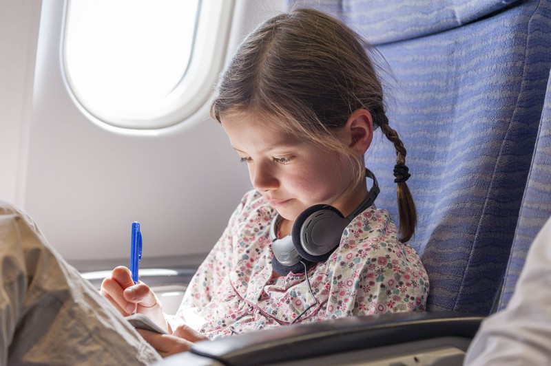 Sorge schon im Vorfeld für eine angemessene Beschäftigung für dein Kind beim Flug.