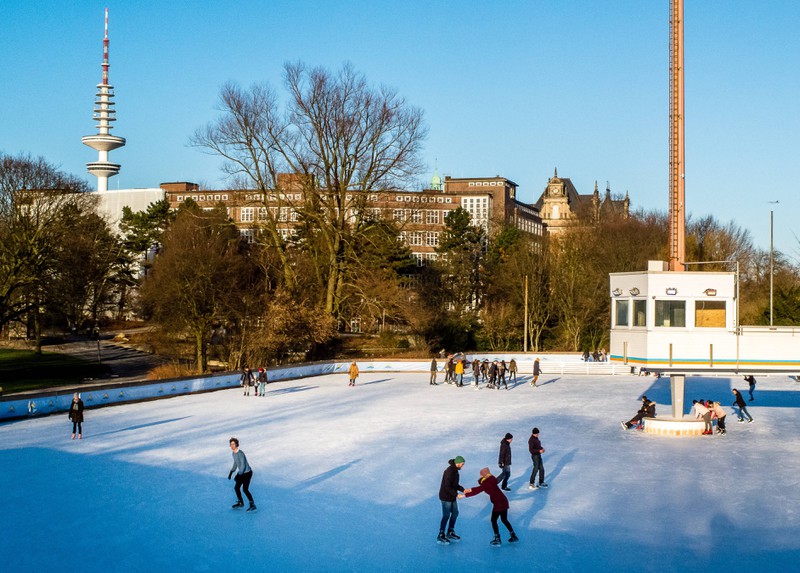 Einer der bekanntesten Schlittschuhbahnen Hamburgs ist die EisArena.