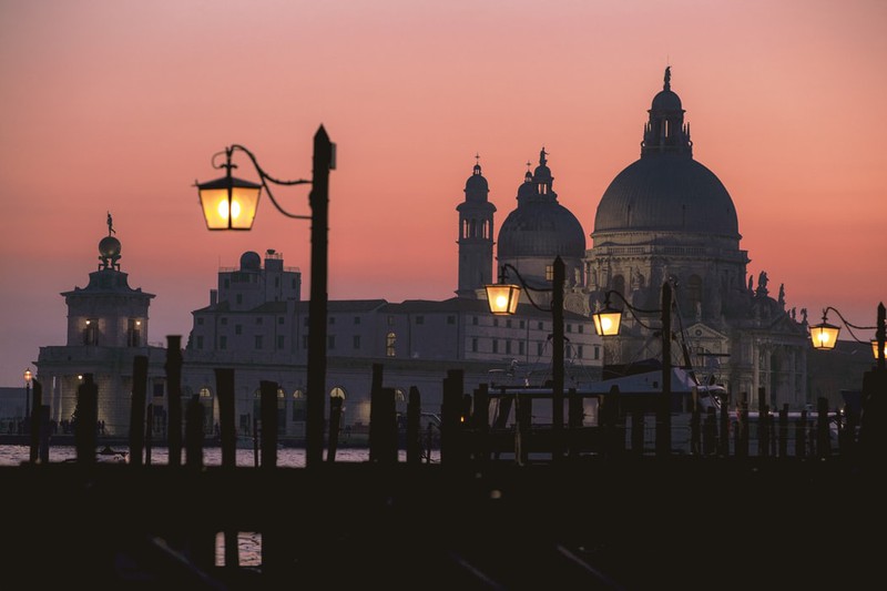 Die Stadt Venedig bei Nacht