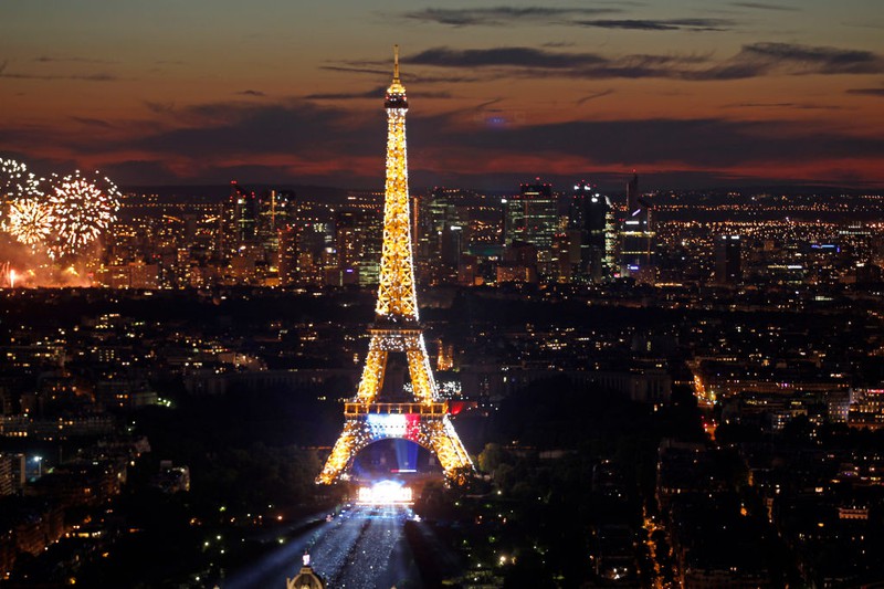 Paris und Eiffelturm bei Nacht