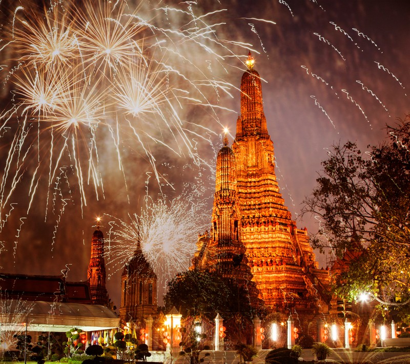 Das Feuerwerk in Bangkok kann beim Wat Arun Tempel genossen werden.