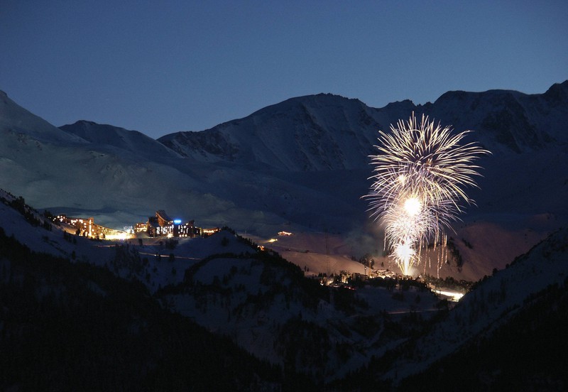 In Innsbruck kann man das Feuerwerk von einer Hütte aus genießen.