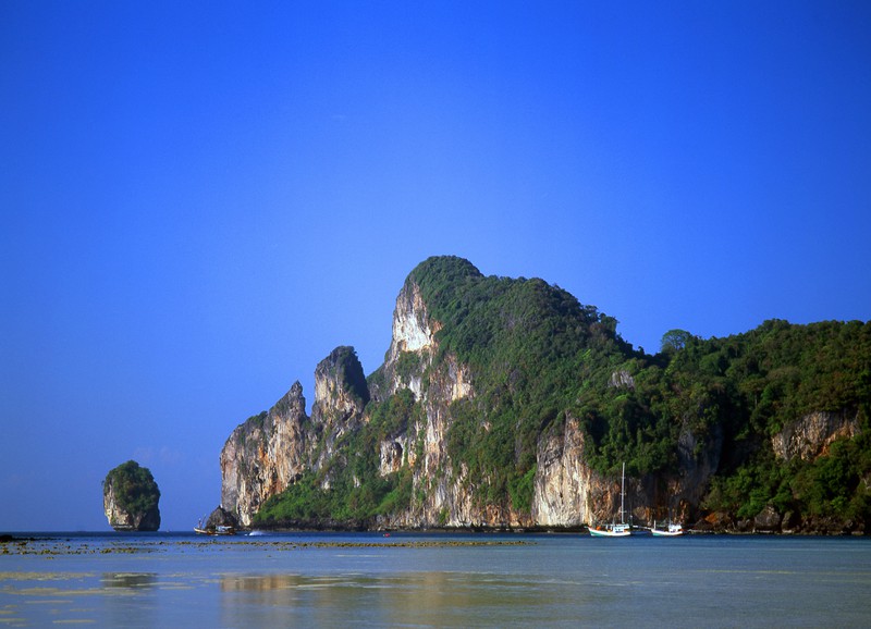Zu sehen ist Phuket in Thailand, was ein schönes Reiseziel im Dezember ist.
