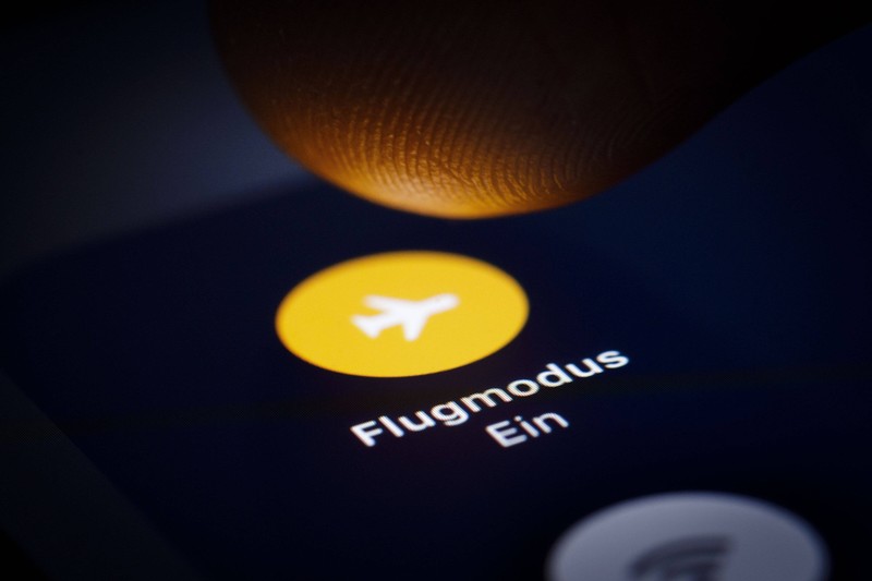 Flugmodus im Flieger einschalten.