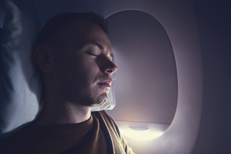 Das Schlafen im Flugzeug kann sehr gefährlich sein.