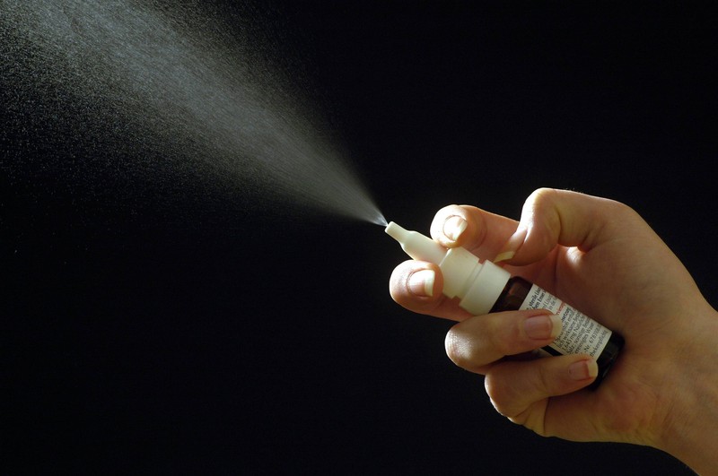 Gerade bei Erkältung hilft Nasenspray gegen Druck auf den Ohren