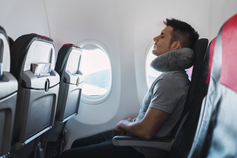 Natürlich kannst du auf einem langen Flug schlafen, jedoch solltest du vorbereitet sein!